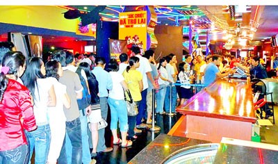 Young audiences queue up for a chance to buy ticket of the 3D film "Avatar" at the Hung vuong Megastar cinema in Ho Chi Minh City. (Photo: SGGP)